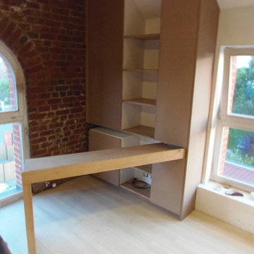 Bibliothèque sur-mesure avec bureau intégré et coulissant