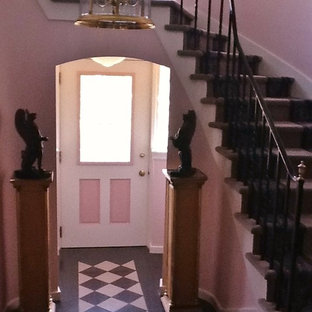 Idéer för små eklektiska ingångspartier, med rosa väggar, klinkergolv i keramik och en enkeldörr