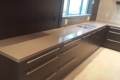 Kitchen - traditional kitchen idea in Las Vegas