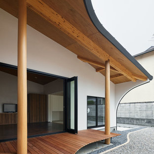 他の地域のモダンスタイルのおしゃれな裏庭のデッキ (張り出し屋根) の写真