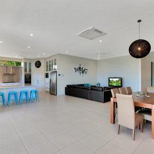 ケアンズの中サイズのモダンスタイルのLDKの画像