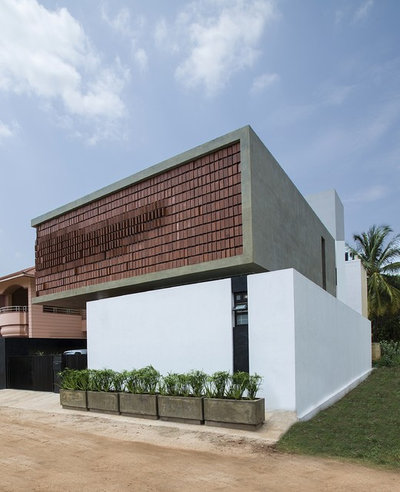 Современный Фасад дома by Architecture Paradigm