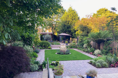 Modelo de jardín clásico grande en verano en patio trasero con exposición total al sol