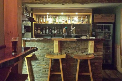 Mountain style home bar photo in Toronto