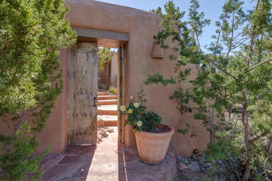 Example of a southwest entryway design in Albuquerque