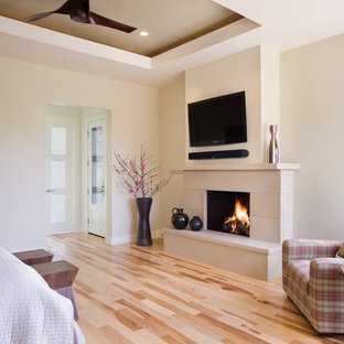 Inredning av ett modernt sovrum, med vita väggar, ljust trägolv och beiget golv