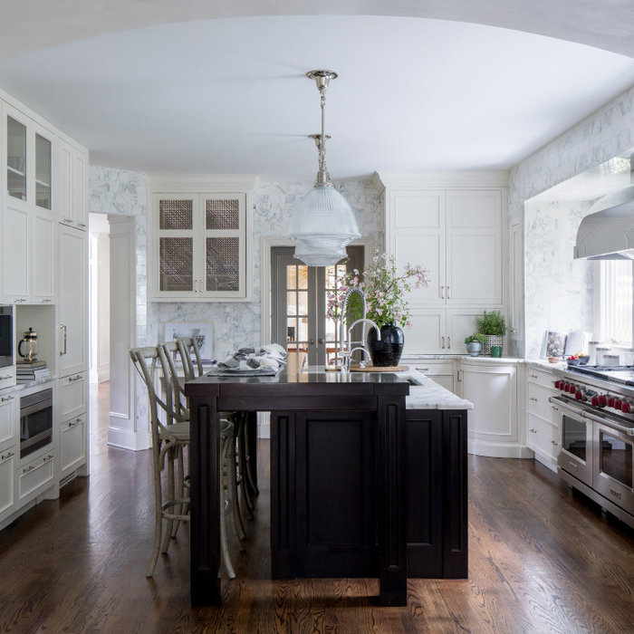 Example of a transitional kitchen design