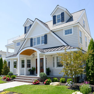 Großes, Drei- oder mehrstöckiges, Beigefarbenes Maritimes Haus mit Holzfassade in Philadelphia