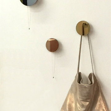 Wandhaken mit farbigem Spiegel