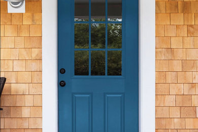 Ejemplo de puerta principal tradicional grande con puerta simple y puerta azul