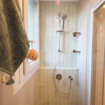 La douche et son rebord pour la robinetterie encastrée