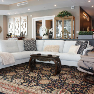 Geräumiges, Repräsentatives, Offenes Modernes Wohnzimmer mit Wandpaneelen in Tampa