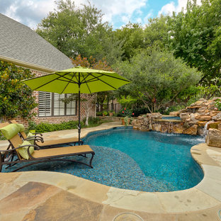 ダラスのエクレクティックスタイルのおしゃれなプールの写真