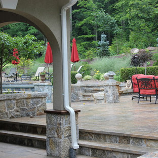 ニューヨークのトランジショナルスタイルのおしゃれなプールの写真