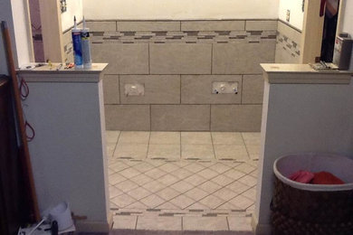 Modelo de cuarto de baño tradicional renovado de tamaño medio con ducha a ras de suelo