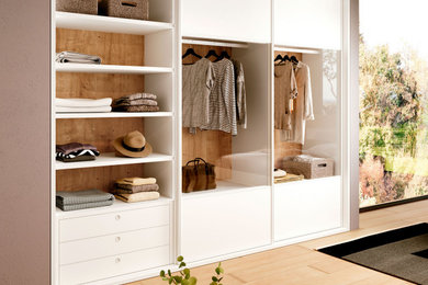 Closets LIVE IN