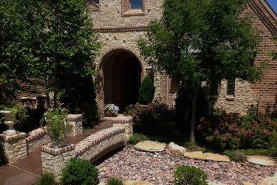 Photo of a traditional landscaping in Dallas.