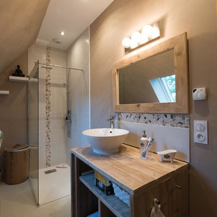 Inspiration pour une maison chalet de taille moyenne.