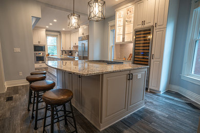 Trendy kitchen photo in Louisville