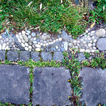 kleine Kunstwerke entlang der Gartenwege