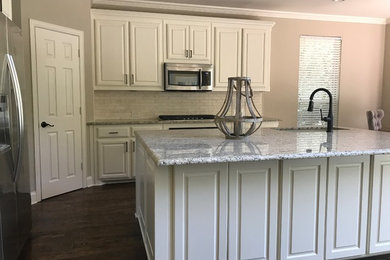Example of a classic kitchen design in Dallas