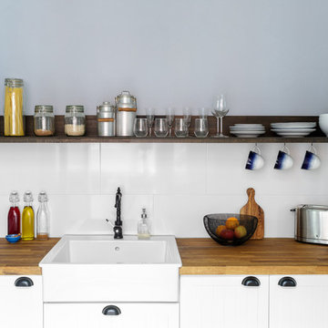 Berlin - Private Studio Apartment – Weiße Küche mit Holzdetails
