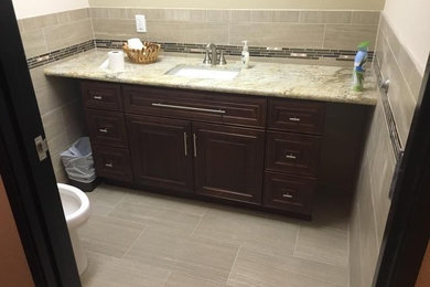Bathroom - contemporary bathroom idea in Las Vegas