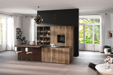 Moderne Wohnküche mit Einbauwaschbecken, Schränken im Used-Look, Quarzwerkstein-Arbeitsplatte, Küchenrückwand in Beige, Rückwand aus Holz, schwarzen Elektrogeräten, Marmorboden, Kücheninsel, grauem Boden, beiger Arbeitsplatte und Tapetendecke in München