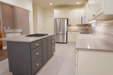 Kitchen - traditional kitchen idea in Portland
