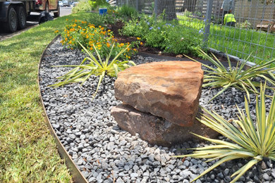 Design ideas for a contemporary front yard landscaping in Austin.