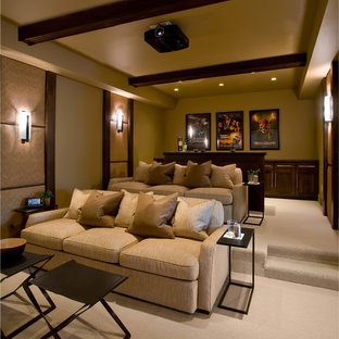 Idées déco pour une salle de cinéma contemporaine de taille moyenne et fermée avec un mur beige, moquette et un sol beige.
