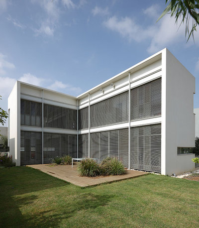 Moderno Fachada by Amitzi Architects