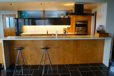 シアトルにあるミッドセンチュリースタイルのおしゃれなキッチンの写真