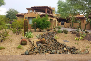 Example of a mid-sized mountain style home design design in Phoenix