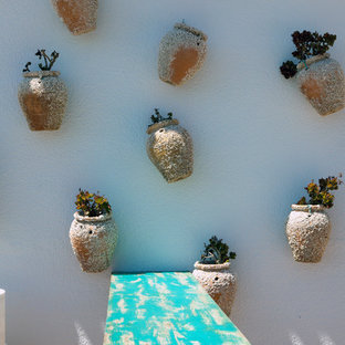 バレンシアの小さいビーチスタイルのおしゃれな屋上のデッキ (壁面緑化、日よけなし) の写真