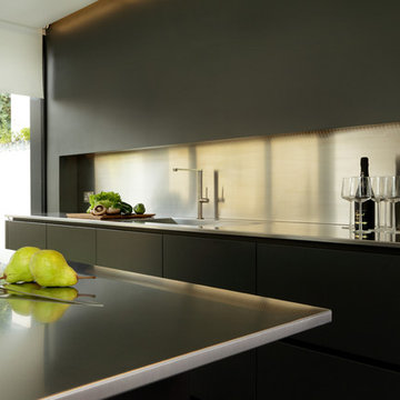 Snowdowne - Sleek, Contemporary Matt Black Kitchen