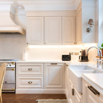 Traditional Lay-On Panelled with Large Mouldings Shaker Kitchen