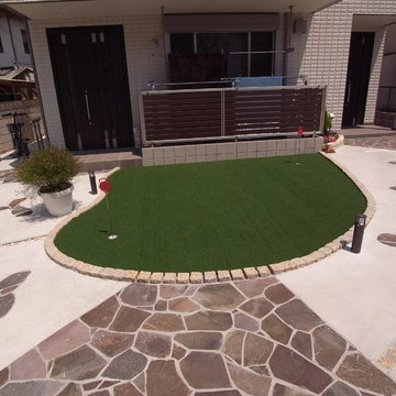 ジャワ鉄平石のアプローチと人工芝のゴルフグリーン
