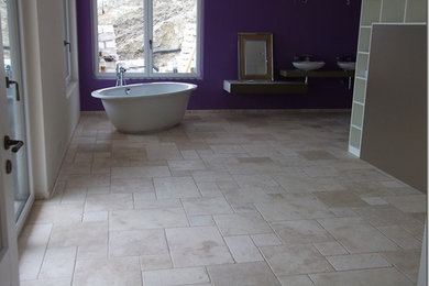 Geräumiges Country Badezimmer En Suite mit flächenbündigen Schrankfronten, braunen Schränken, bodengleicher Dusche, Toilette mit Aufsatzspülkasten, beigen Fliesen, Steinplatten, beiger Wandfarbe, Kalkstein, Aufsatzwaschbecken, Waschtisch aus Holz, beigem Boden und offener Dusche in Hamburg