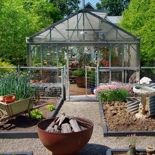 Cette image montre un jardin potager urbain.