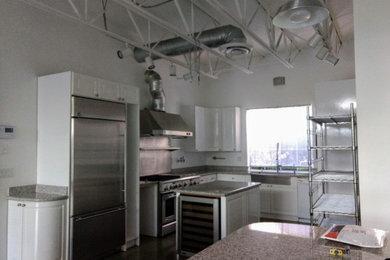 Kitchen - industrial kitchen idea in Las Vegas