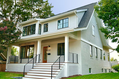 Modelo de fachada de casa gris y gris actual de tamaño medio de tres plantas con ladrillo pintado, tejado a dos aguas, tejado de teja de madera y tablilla