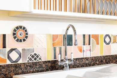 Einzeilige, Große Klassische Wohnküche mit Schrankfronten im Shaker-Stil, Granit-Arbeitsplatte, bunter Rückwand, Rückwand aus Keramikfliesen und schwarzer Arbeitsplatte in Hampshire