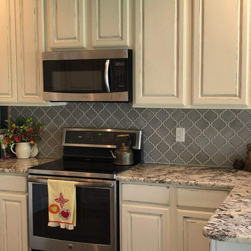 The "Before" original backsplash without under-cabinet lighting.