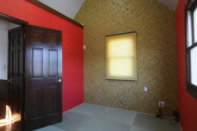 他の地域にある中くらいな和モダンなおしゃれな主寝室 (赤い壁、畳、壁紙、アクセントウォール) のインテリア