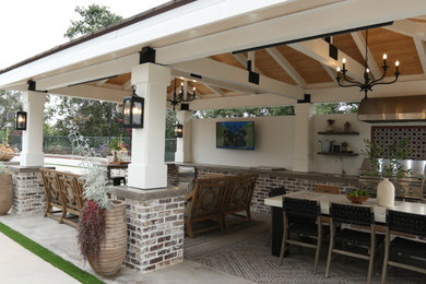 Cottage chic patio photo in Los Angeles