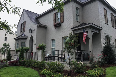 Design ideas for a mid-sized traditional full sun front yard landscaping in Jackson.