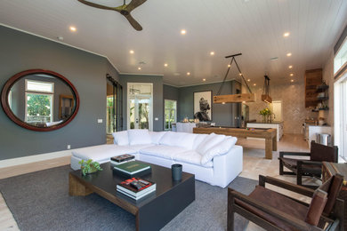 Foto de sala de estar abierta contemporánea de tamaño medio con paredes grises, suelo de madera clara, televisor colgado en la pared, suelo blanco y machihembrado