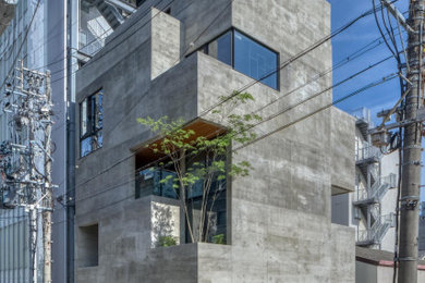 Großes, Vierstöckiges Modernes Einfamilienhaus mit grauer Fassadenfarbe und Flachdach in Nagoya