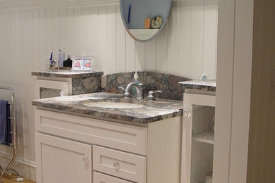 Bathroom - traditional bathroom idea in Jackson